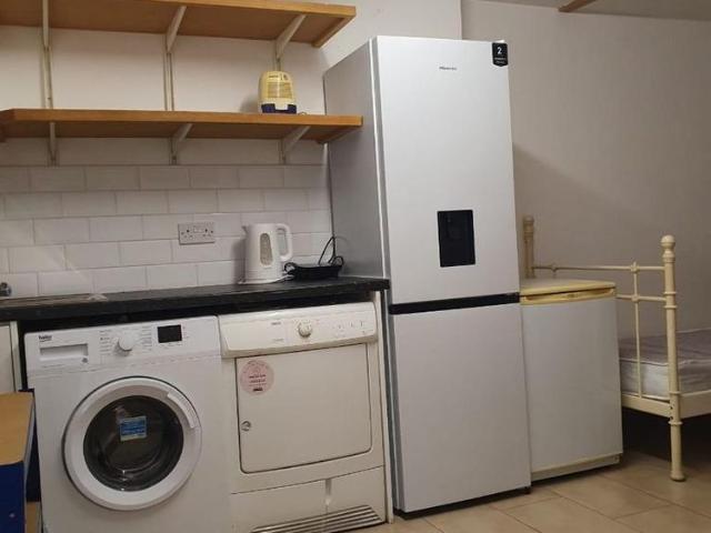 Studio for rent in Whetstone, Oakleigh Park