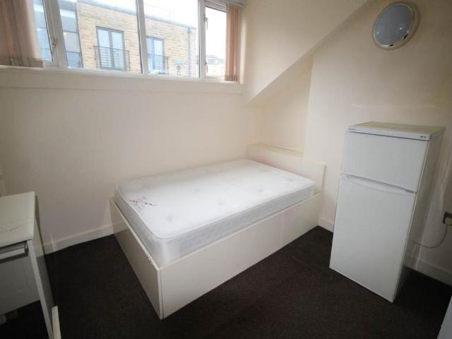 Studio for rent in Great Horton, West Yorkshire