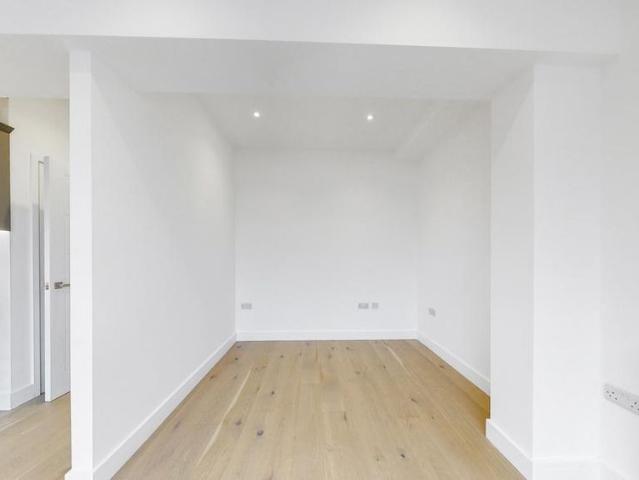 Studio for rent in Rose Hill, Mole Valley