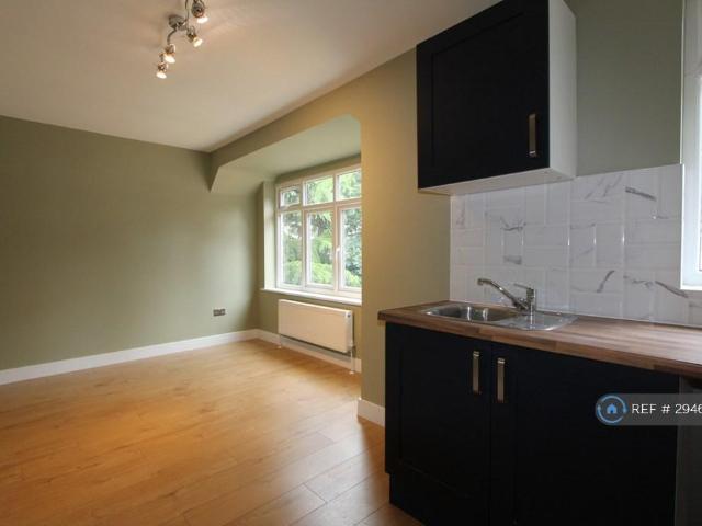 Flat for rent in Beddington, Greater London