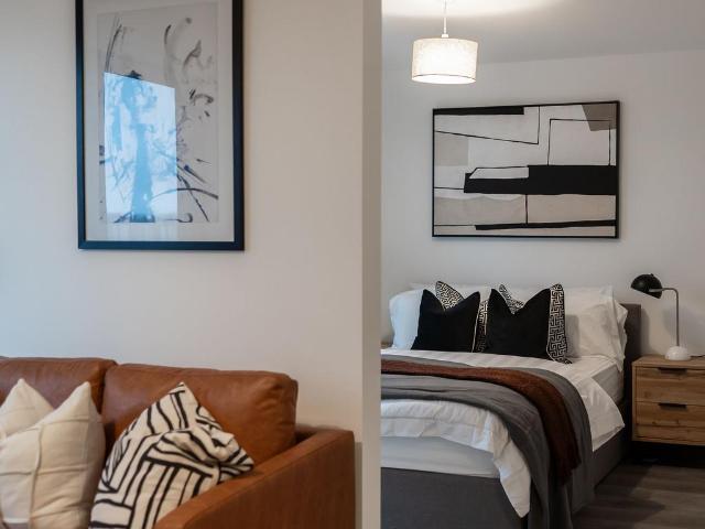 Flat for rent in Burnedge, Greater Manchester