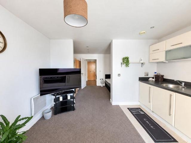 Studio for rent in Eastern Docks, Southampton