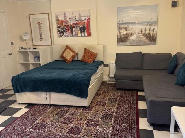 Studio for rent in Swallow, Buckinghamshire