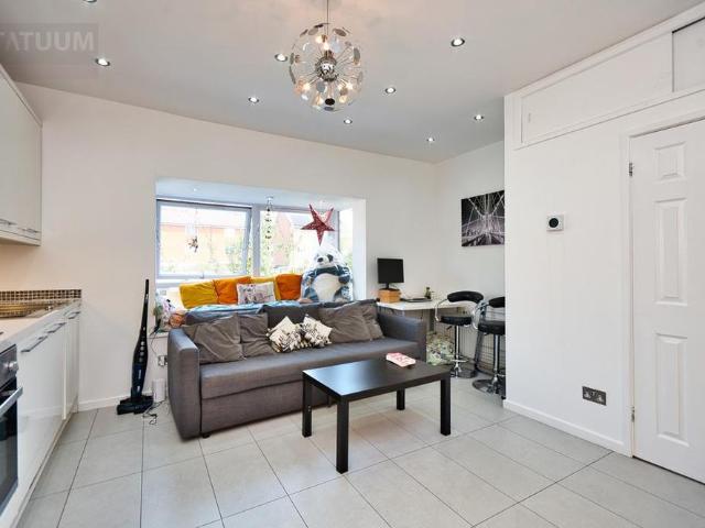 Studio for rent in Poplar Grove, Greater London