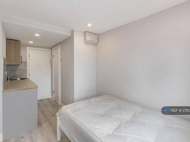 Studio for rent in Connaught Park, Bushey