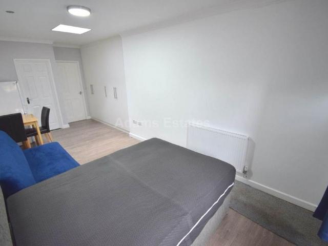 Studio for rent in Earley