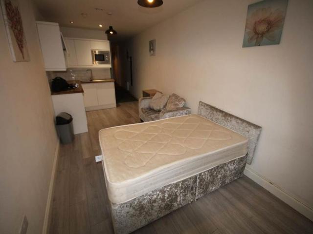 Studio for rent in Eastbrook, Bradford