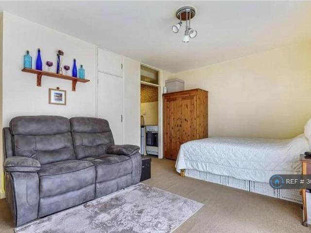 Studio for rent in Newbury, West Berkshire