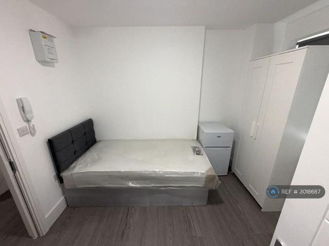 Studio for rent in Summerstown, Greater London