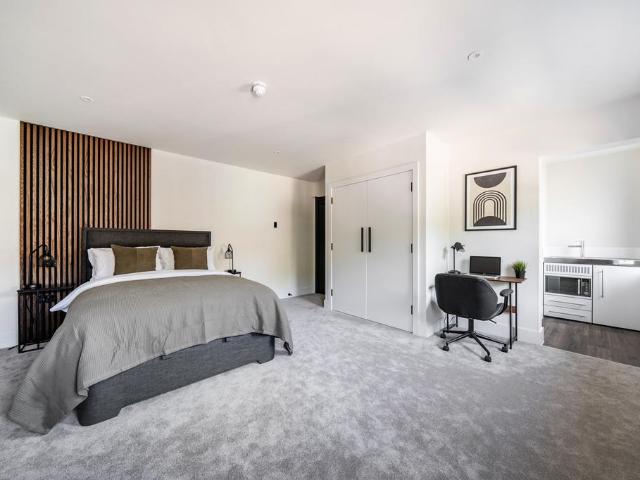 Flat for rent in Westborough, Surrey
