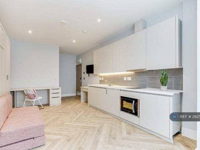 Flat for rent in London Borough of Ealing, Greater London