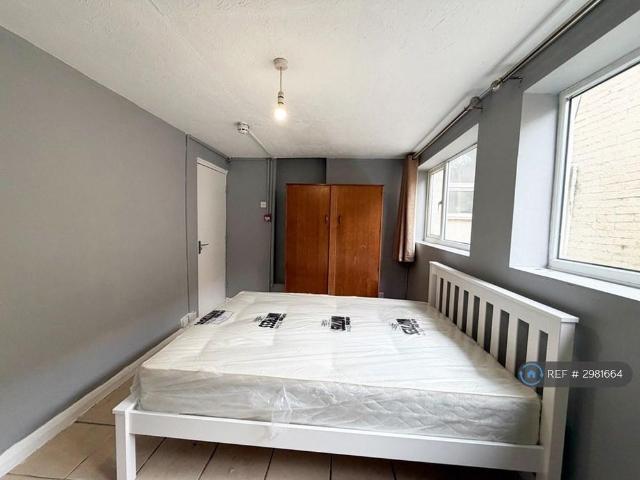 Studio for rent in Spring Park, Luton