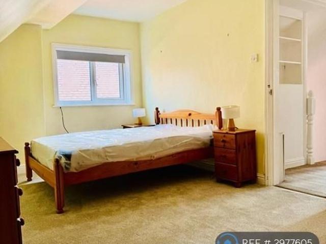 Studio for rent in Wolstanton, Butterton