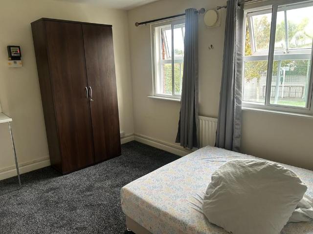 Studio for rent in Bilston, Wolverhampton