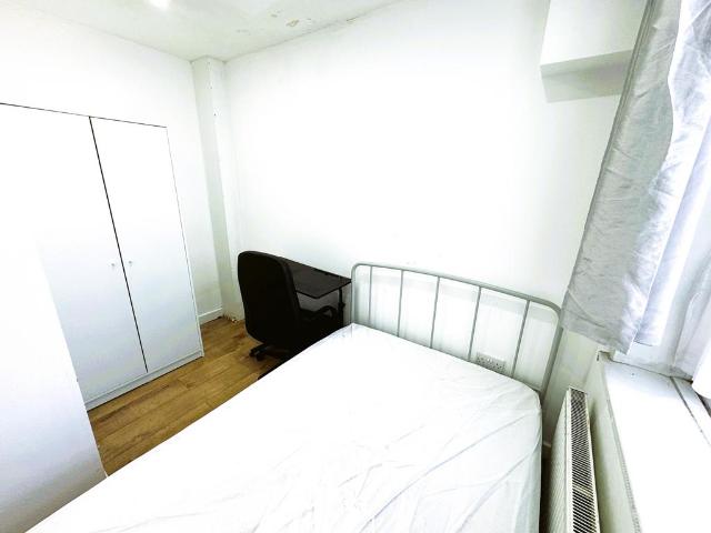 Flat for rent in Ilford, Loxford