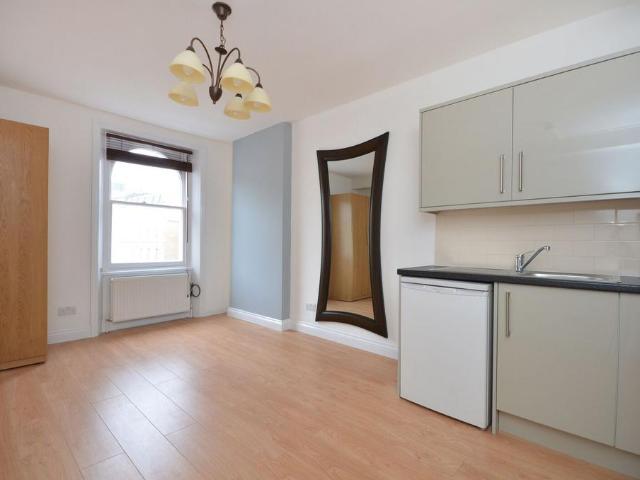 Flat for rent in Earl's Court, Greater London