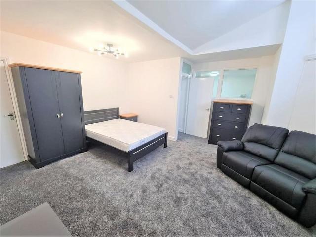 Studio for rent in West Midlands