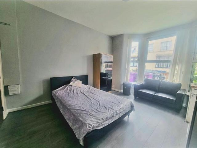 Studio for rent in Fairfield, Calderstones