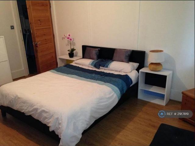 Studio for rent in Brondesbury, Greater London