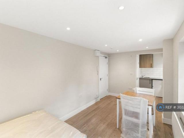 Studio for rent in Pachesham Park, Surrey