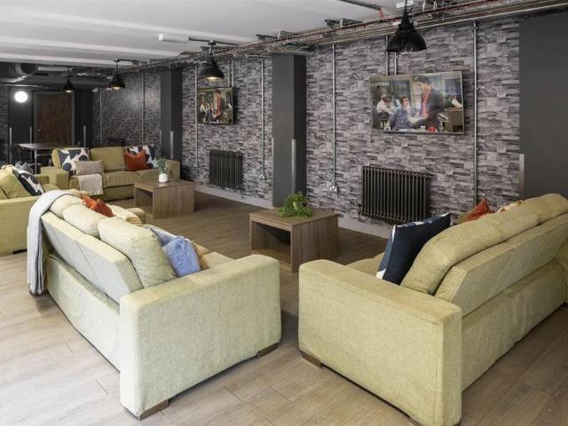 Studio for rent in Hyde Park, West Yorkshire