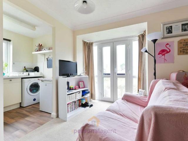 Studio for rent in Epsom, Surrey