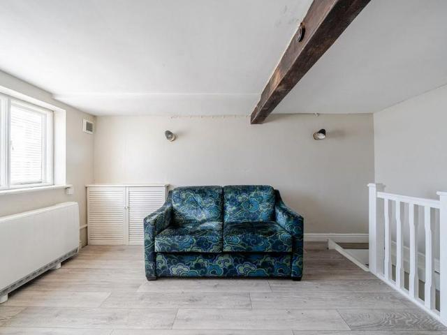 Studio for rent in Fole, Surrey