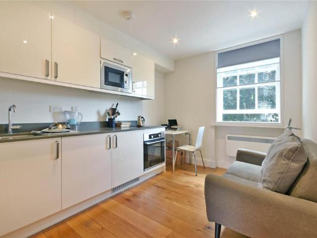 Flat for rent in Queen's Park, Greater London