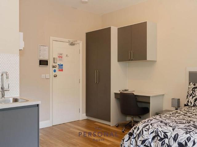 Studio for rent in Woodcote, Epsom