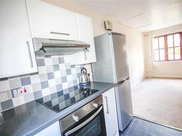 Studio for rent in Hatching Green, Five Acres