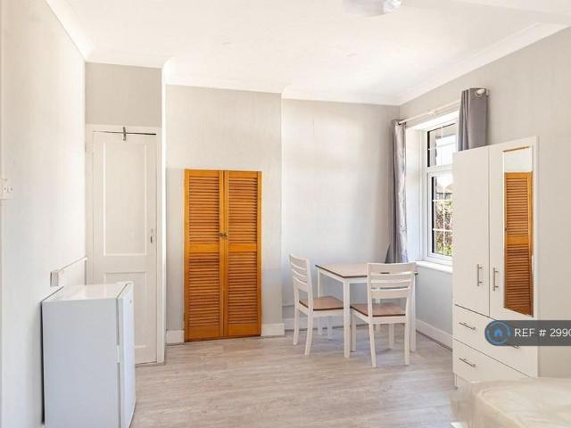 Studio for rent in Heol-las, Surrey