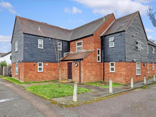 Flat for rent in Debden Green, Epping