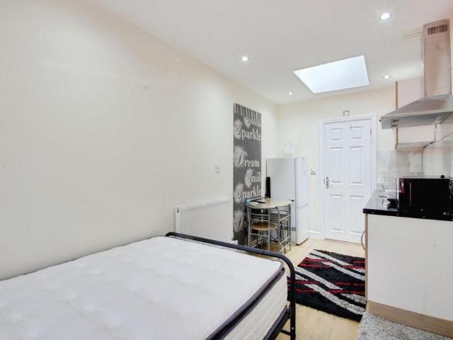 Studio for rent in West Bedfont, Lower Halliford