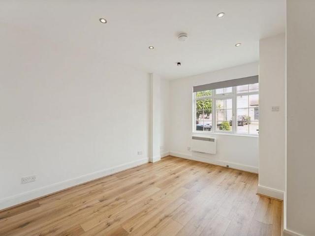 Studio for rent in Cockfosters, Greater London