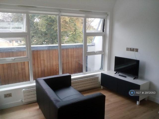 Apartment for rent in London Borough of Merton, Collier's Wood
