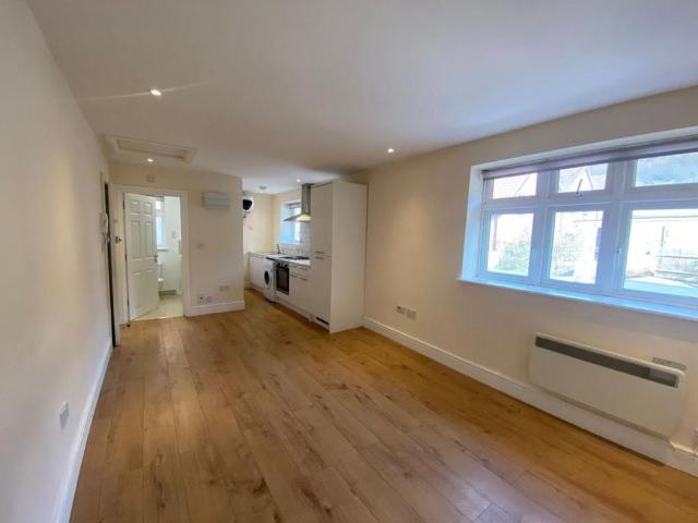 Studio for rent in Desborough