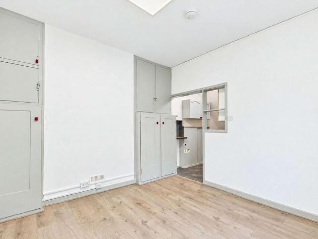 Studio for rent in Oldway, Paignton