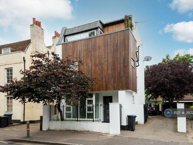 Flat for rent in London Borough of Merton, Mitcham