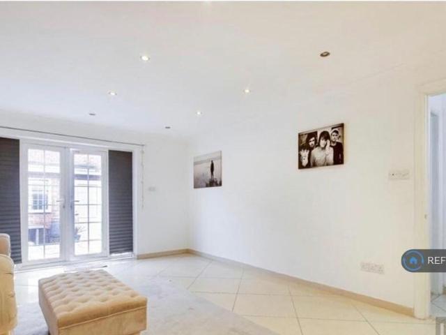 Studio for rent in Broxbourne, Hertfordshire