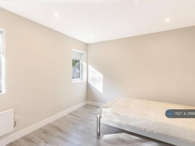 Studio for rent in Beddington, Greater London