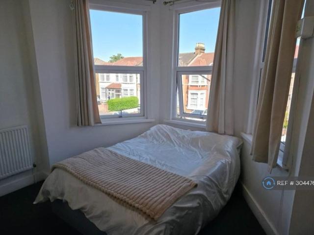Studio for rent in Seven Kings, Greater London