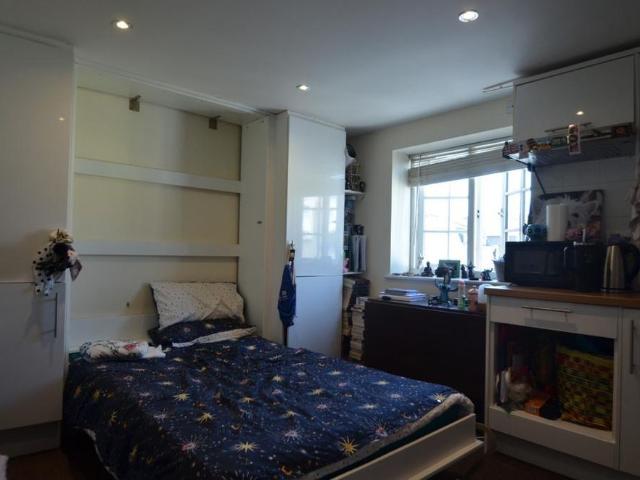 Studio for rent in Ewens Farm, Golden Valley
