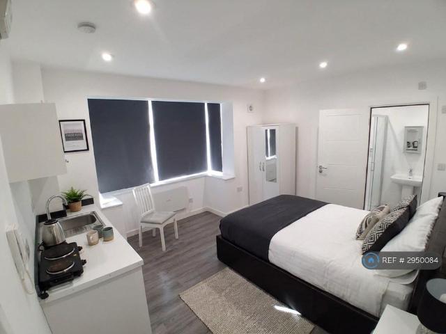 Flat for rent in London Borough of Merton, Mitcham