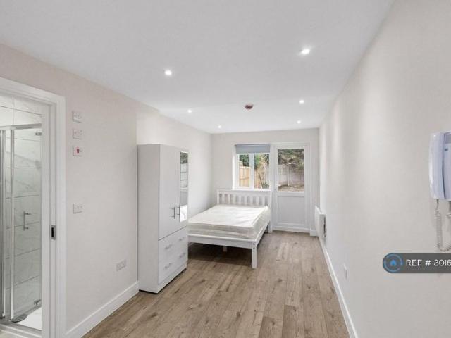 Studio for rent in Lower Halliford, Surrey