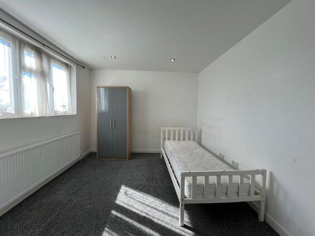 Studio for rent in Goodmayes, Greater London