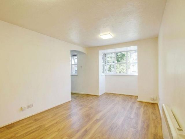 Studio for rent in Yiewsley, Greater London