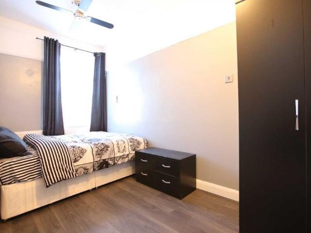 Studio for rent in Newbury Park, Greater London