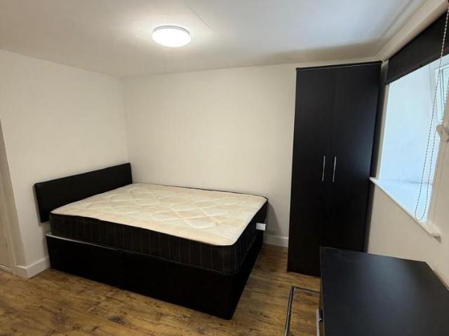 Studio for rent in Huddersfield, Kirklees