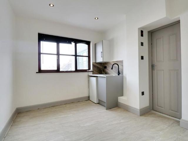 Studio for rent in Blackfen, Greater London