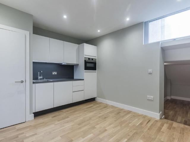 Flat for rent in Mapesbury, Cat Hill